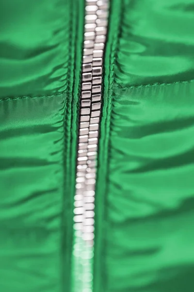 Nahaufnahme des Reißverschlusses an der grünen Jacke, Wintermode-Outfit. Jacke isoliert auf weißem Hintergrund. — Stockfoto