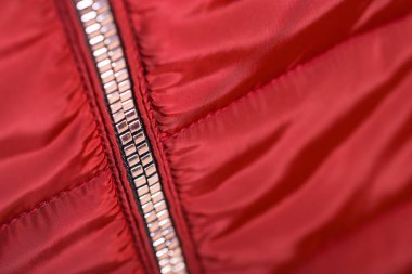 Fermuar üstünde kırmızı ceket, Kış moda kıyafet, yakın çekim. Beyaz arka plan üzerinde izole ceket.