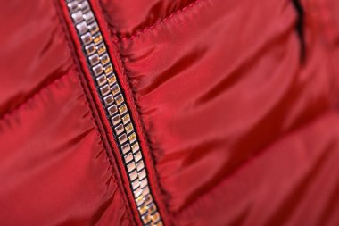 Fermuar üstünde kırmızı ceket, Kış moda kıyafet, yakın çekim. Beyaz arka plan üzerinde izole ceket.