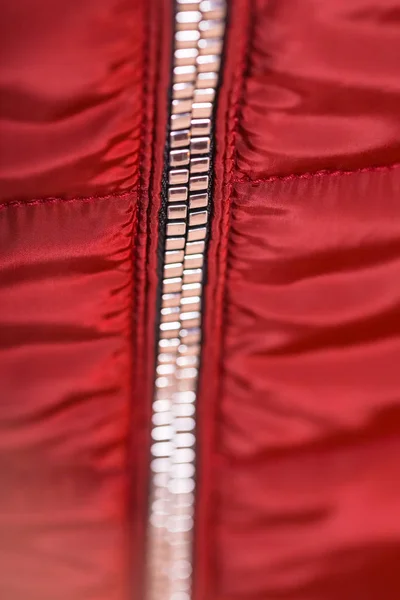 Nahaufnahme des Reißverschlusses an roter Jacke, Wintermode-Outfit. Jacke isoliert auf weißem Hintergrund. — Stockfoto