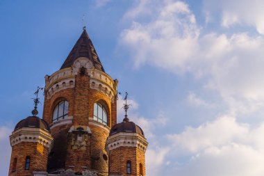 Millennium ön planda bulutlu gökyüzü ile kulenin görünümünü Serbia.The başkenti Belgrad Zemun ilçe kulede Gardos olarak bilinen Kulesi.