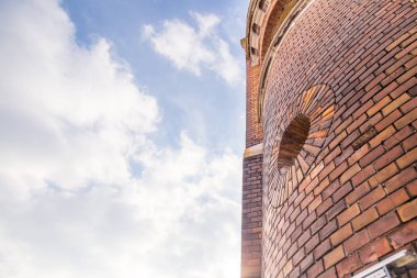 Millennium Tower, Belgrad 'ın Zemun ilçesinde Gardos Kulesi olarak bilinen Sırbistan 'ın başkenti. arka planda bulutlu gökyüzü ile kule tuğla görünümü