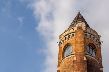 Arka planda bulutlu gökyüzü ile kulenin üst bölümünün görünümünü Serbia.The başkenti Belgrad Zemun ilçe kulede Gardos olarak bilinen Millennium Kulesi