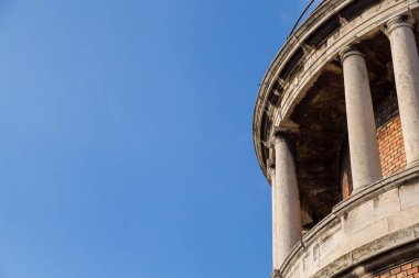 Arka planda bulutlu gökyüzü ile kulenin üst bölümünün görünümünü Serbia.The başkenti Belgrad Zemun ilçe kulede Gardos olarak bilinen Millennium Kulesi