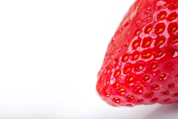Détail rapproché de fraises rouges fraîches sur fond blanc — Photo