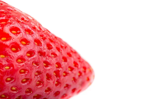 Détail rapproché de fraises rouges fraîches sur fond blanc — Photo