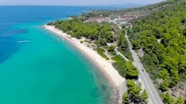 Ağaçlarla çevrili kumlu plajda mavi deniz yüzeyinin havadan drone görünümü. Şeffaf turkuaz okyanus su yüzeyi, deniz kıyısı, orman üst görünümü.