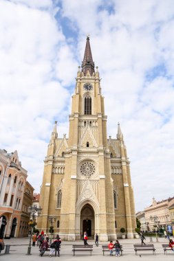 Mary Kilisesi Adı, Novi Sad katolik katedral bir bahar parçalı bulutlu bir gün boyunca.