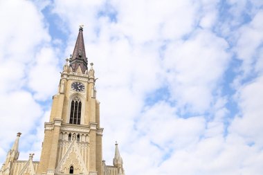 Mary Kilisesi Adı, Novi Sad katolik katedral bir bahar parçalı bulutlu bir gün boyunca.