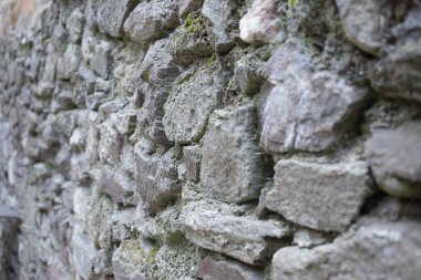 Ortaçağ kalesinin çeşitli şekilli taş duvarının kapatılması.