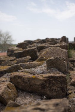 Ortaçağ kalesinin çeşitli şekilli taş duvar üst.
