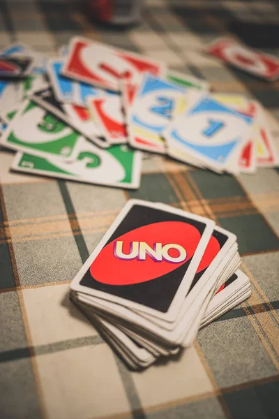 게임의 중간에 테이블에 우노 카드 토스. — 스톡 사진