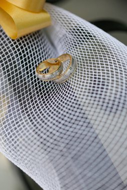 Sarı kurdele ile beyaz örgü altın alyans