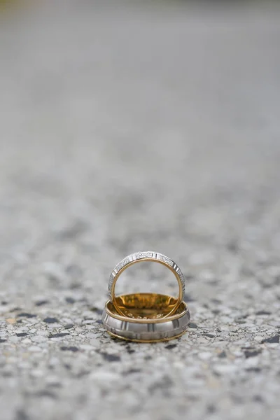 Anillos de boda dorados en una superficie de piedra — Foto de Stock