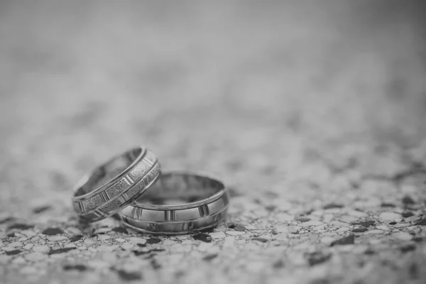 돌 표면에 황금 결혼 반지 — 스톡 사진