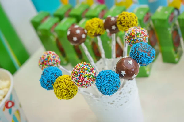 Pastel de bolas de chocolate colorido en un palo —  Fotos de Stock