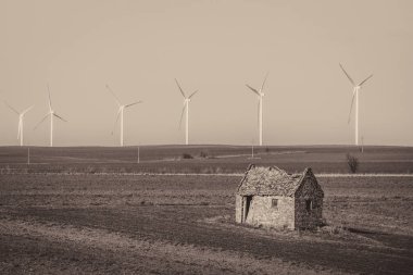 Arka planda rüzgar sıcak tarım salonları üzerinde eski harap ev