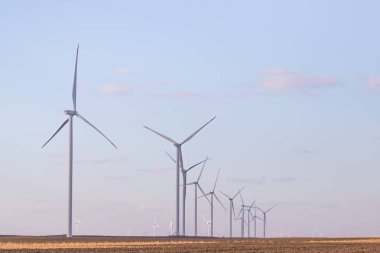 Arka planda bulutlu gökyüzü ile tarım salkısı üzerinde rüzgar sıcak