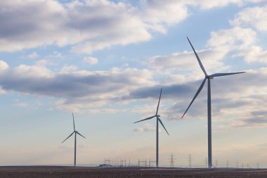 Arka planda bulutlu gökyüzü ile tarım salkÄ±mÃ1/4nÃ1/4n Ã1/4Ã§ rüzgar tÃ1/4rbin