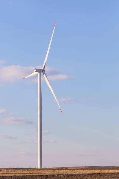 Eine Windkraftanlage mit bewölktem Himmel im Hintergrund — Stockfoto