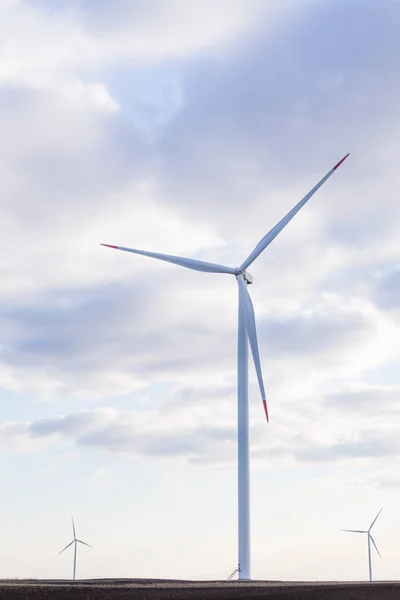 Windkraftanlage mit bewölktem Himmel im Hintergrund — Stockfoto