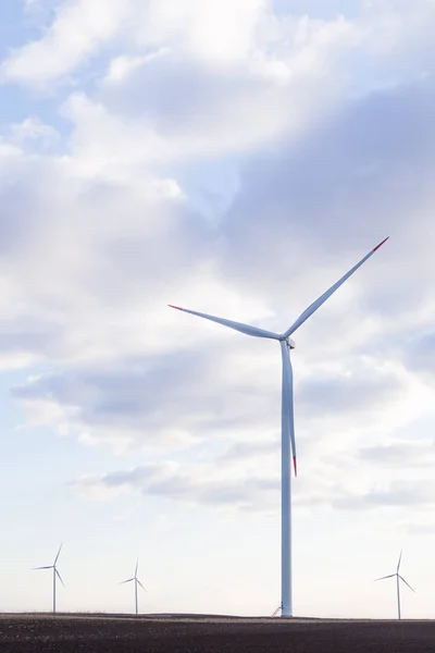 Turbina eólica con cielo nublado en el fondo — Foto de Stock