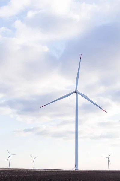 Turbina eólica con cielo nublado en el fondo — Foto de Stock