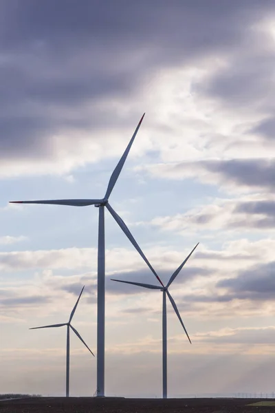 Drei Windräder Auf Landwirtschaftlichem Grund Mit Bewölktem Himmel Hintergrund — Stockfoto