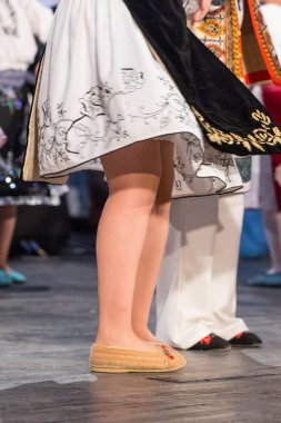 Genç Romen dansçıların bacaklarının yakın olması geleneksel folklorik kostümle halk dansı yapıyor. Romanya Folkloru