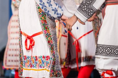 Genç Romen dansçıların ellerine yakın geleneksel folklorik kostüm bir halk dansı gerçekleştirmek. Romanya Folkloru