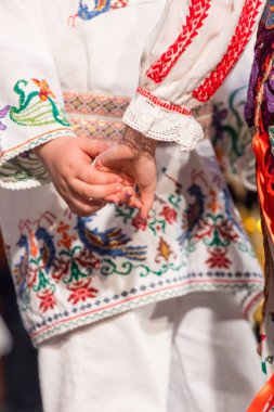 Genç Romen dansçıların ellerine yakın geleneksel folklorik kostüm bir halk dansı gerçekleştirmek. Romanya Folkloru