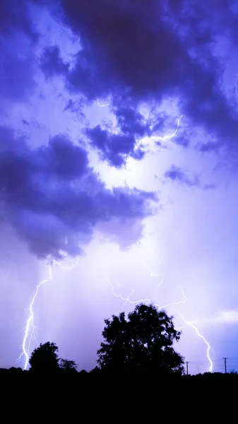 雷雨时闪电在夜空中闪烁. — 图库照片
