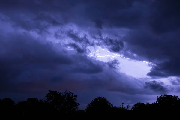 雷雨时闪电在夜空中闪烁. — 图库照片