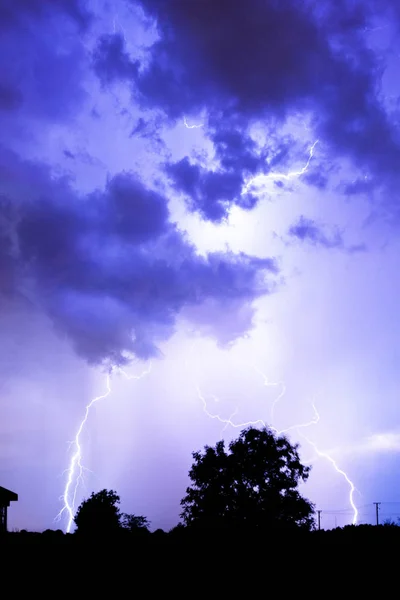 雷雨时闪电在夜空中闪烁. — 图库照片