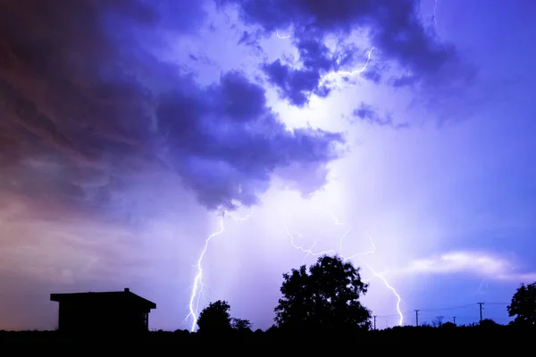 雷雨时闪电在夜空中闪烁. — 图库照片