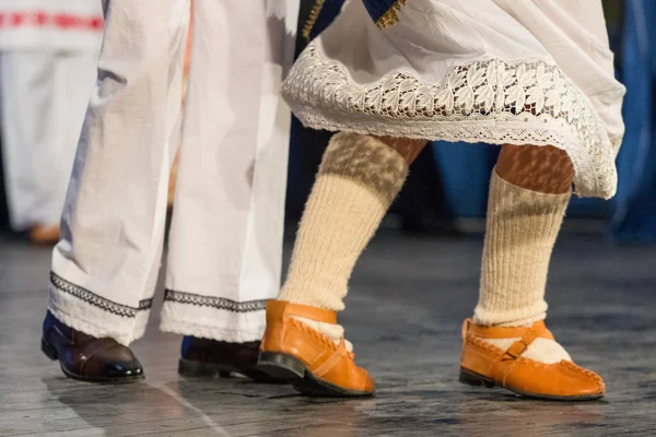 若いルーマニアのダンサーの足のクローズアップは、伝統的な民俗衣装で民俗舞踊を行います。ルーマニアの民間伝承 — ストック写真