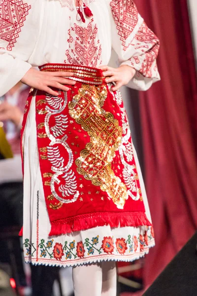 ルーマニアのダンサーの伝統的な民俗衣装の詳細は、民族舞踊を行います。ルーマニアの民間伝承 — ストック写真