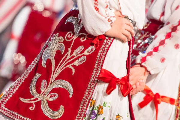 Uzavření mladých rumunských tanečníků provádí folkový tanec v tradičním folklorním kostýmu. Folklór Rumunska — Stock fotografie