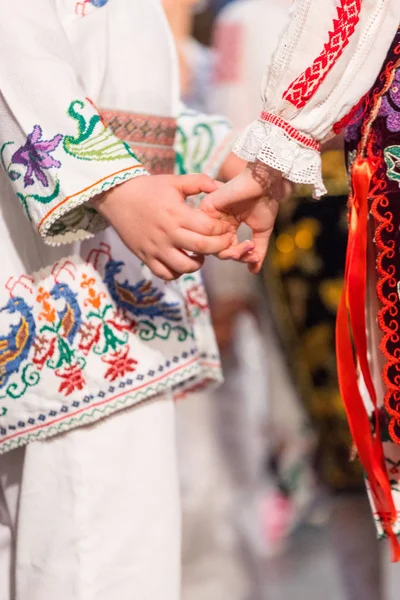 Close-up van handen van jonge Roemeense dansers voeren een volksdans in traditionele folkloristische kostuum. Folklore van Roemenië — Stockfoto
