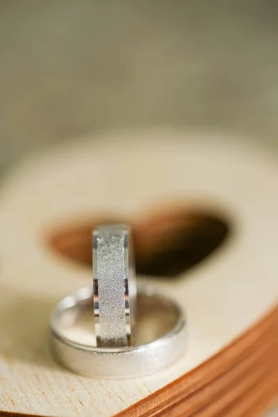 木箱上的两枚结婚戒指，心形。特写银戒指的微距镜头 — 图库照片