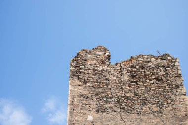 Tuna Nehri kıyısında, Sırbistan'ın Smederevo kentinde ortaçağ kalesinin yıkılan kulesi.