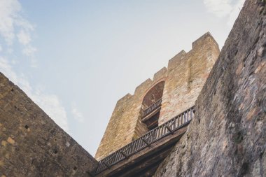 Smederevo Ortaçağ kale kulesi, Sırbistan, Tuna nehri kıyısında.