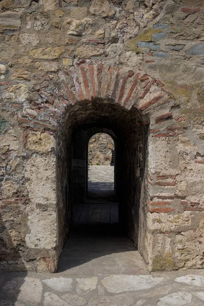 Túnel na parede na fortaleza medieval em Smederevo, Sérvia, na costa do rio Danúbio . — Fotografia de Stock