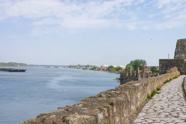 Fortaleza medieval em Smederevo, Sérvia, na costa do rio Danúbio com petroleiros no fundo — Fotografia de Stock