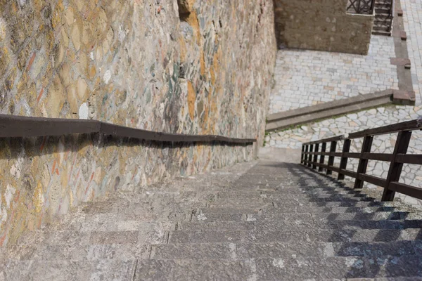 Escadas na fortaleza medieval em Smederevo, Sérvia, na costa do rio Danúbio . — Fotografia de Stock