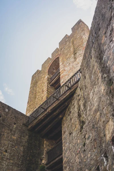 Torre da fortaleza medieval em Smederevo, Sérvia, na costa do rio Danúbio . — Fotografia de Stock