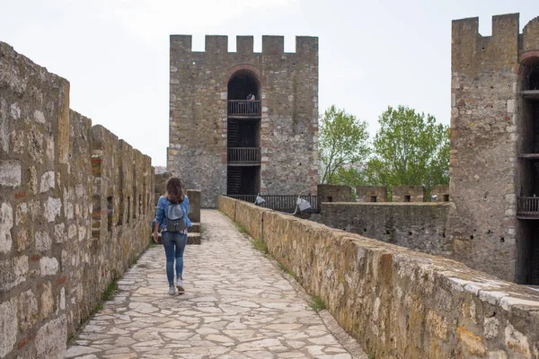 Menina caminhando na parede da fortaleza medieval em Smederevo, Sérvia, na costa do rio Danúbio . — Fotografia de Stock