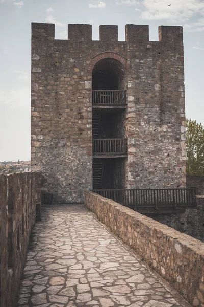 Muro da fortaleza medieval em Smederevo, Sérvia, na costa do rio Danúbio . — Fotografia de Stock