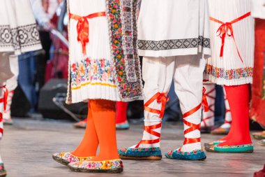 Genç Romen dansçıların bacaklarının yakın olması geleneksel folklorik kostümle halk dansı yapıyor. Romanya Folkloru