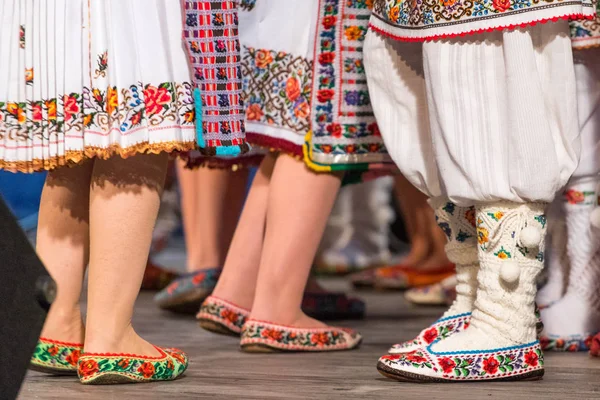 젊은 루마니아 무용수의 다리를 닫고 전통 민속 의상을 입고 민속 춤을 추고 있습니다. 루마니아의 민속학 — 스톡 사진